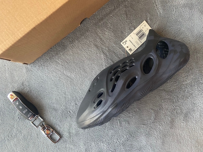 Adidas Yeezy Foam Runner 'Mineral Blue' GV7903 - Stylish & Comfy Footwear Adidas Yeezy Foam Runner 'Mineral Blue' GV7903 - Stylish & Comfy Footwear